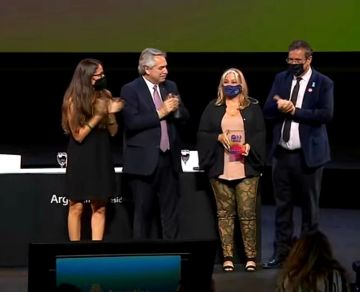 El Presidente de la Nación entregó un reconocimiento a la Presidenta de ABIN en el marco del Día Internacional de las Mujeres Trabajadoras.